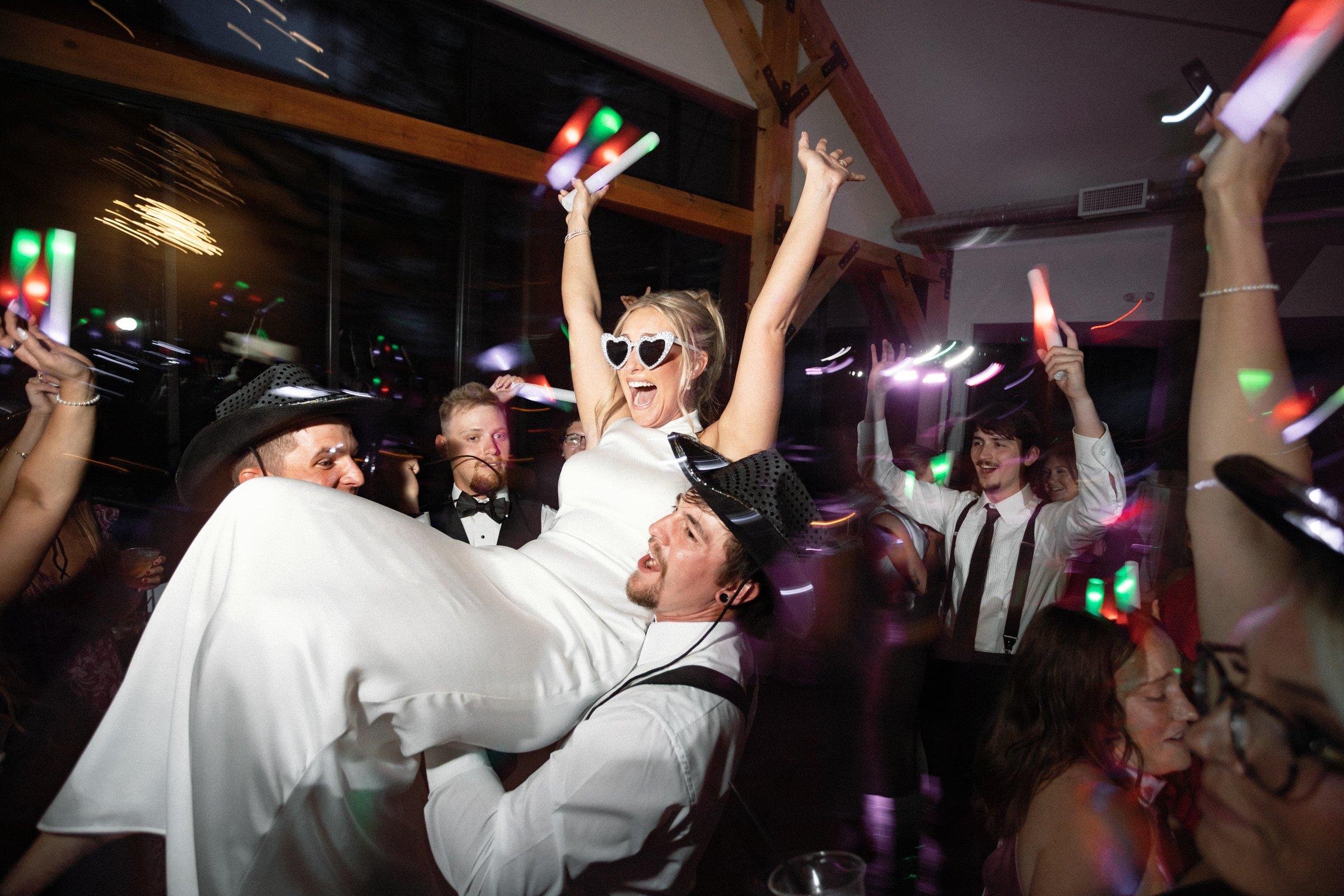 Candid wedding photographer in Missouri: the moments you didn't plan